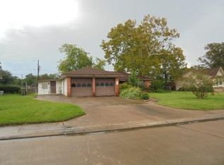 233 Mimosa St, Lake Jackson, TX 77566