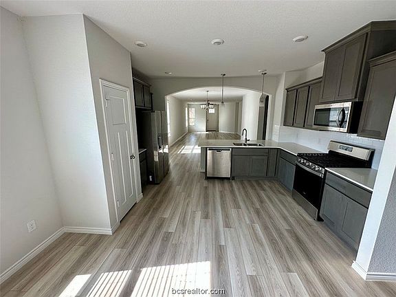 5th image of 809 Mineral Wells Ln
