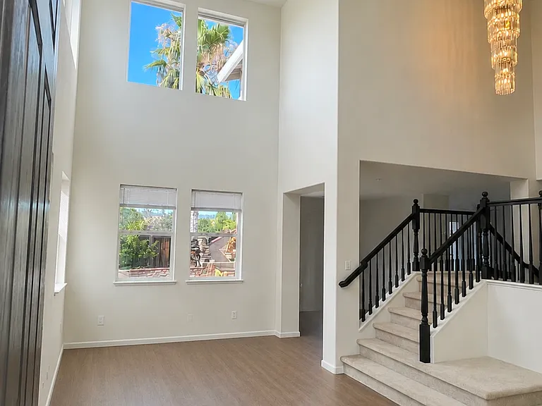 719 Flemish Ct — Photo 3