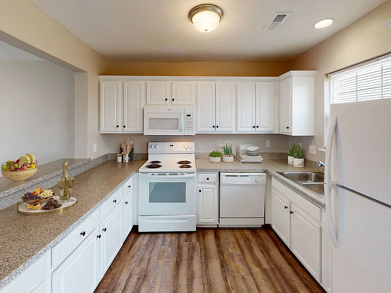 Owens Lake Commons Apartments & Townhomes — Photo 60