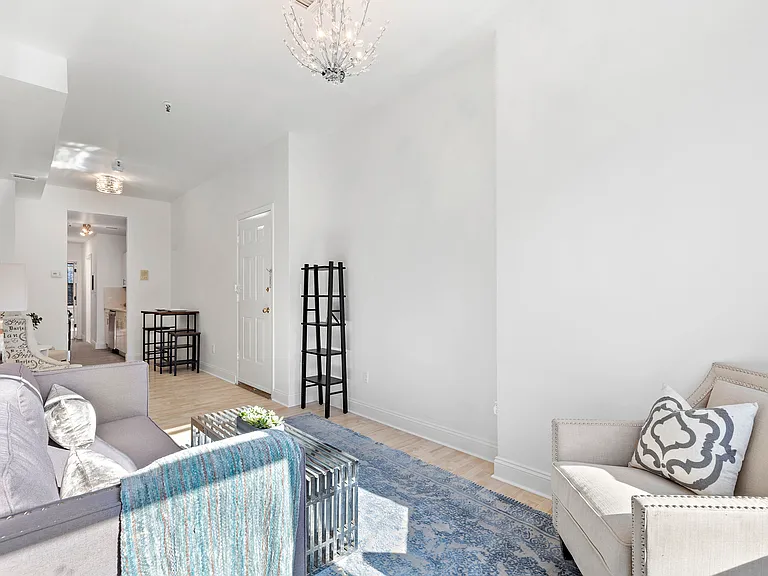 228 Montgomery St #4 — Photo 9