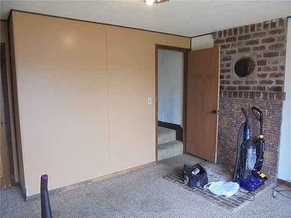 4th image of 215 W McKee St