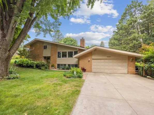 1927 Gluek Ln, Roseville, MN 55113