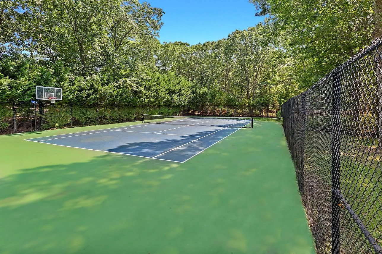 Newly Renovated, Large Deck, Private tennis and pool — Photo 3