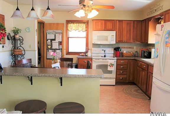 3rd image of 4521 Floyd Blvd