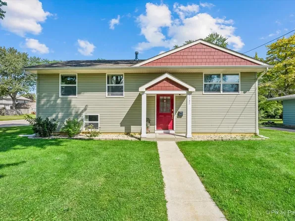 1132 Queen Anne St, Woodstock, IL 60098