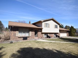 9477 White Lake Rd, Fenton, MI 48430