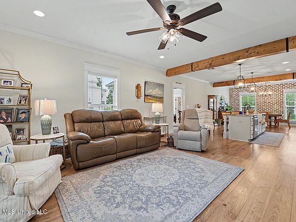 4th image of 305 Hoffman Ln