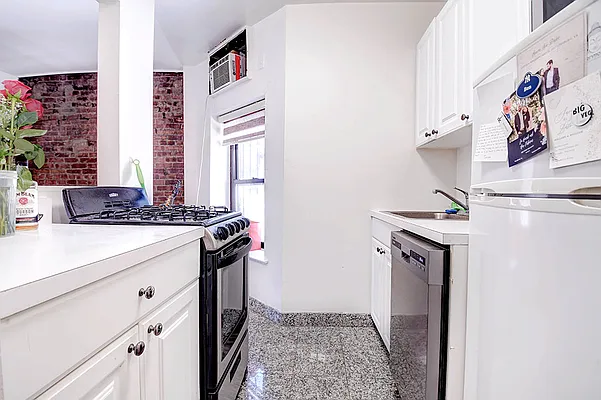 Rented by Urbane Brokerage | media 14