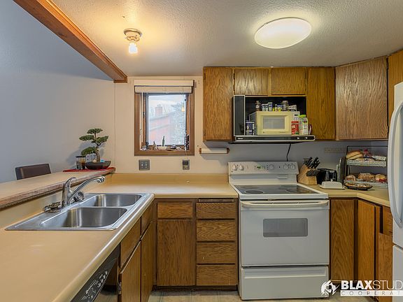 2nd image of 225 Woodridge St
