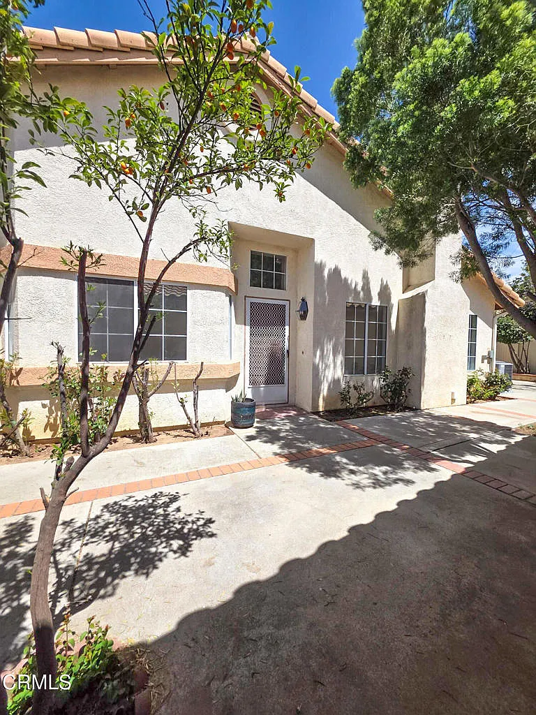 3 bed, 2.0 bath, 1195 sqft, $2,300 — Photo 2
