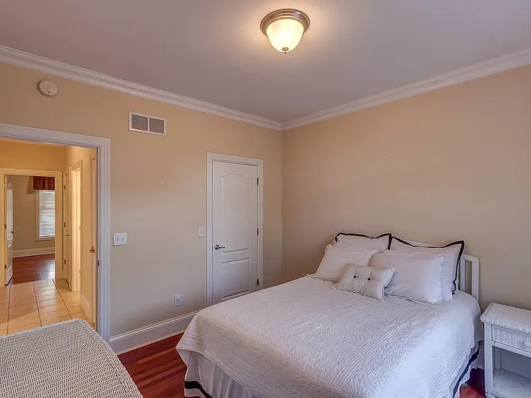 909 Village Green Ave — Photo 19