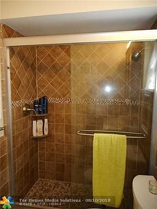 5th image of 2753 NE 28th St APT 5E