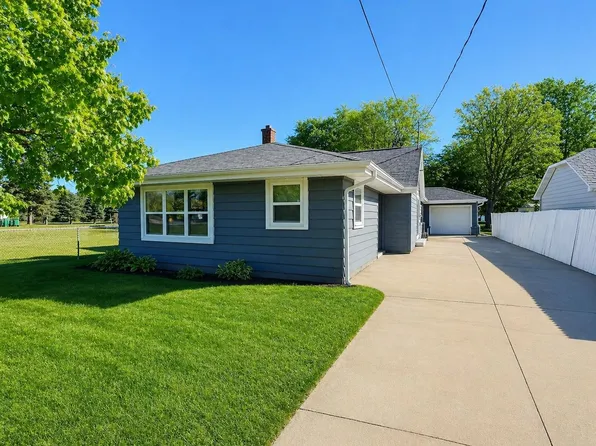 N9017 Lakeshore Dr, Van Dyne, WI 54979