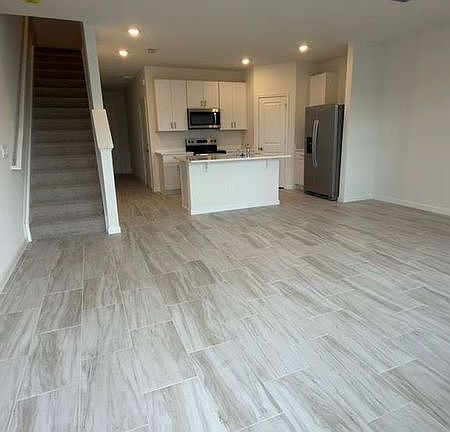5th image of 613 Salisbury Cir
