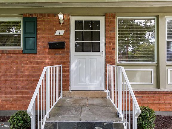 3rd image of 1 Tweed Ct