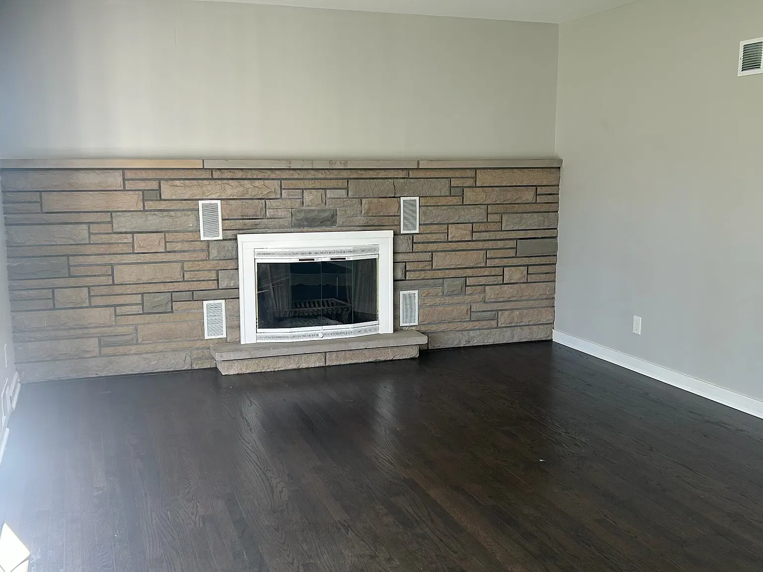 3 bed, 11371 sqft, $1,850 — Photo 2