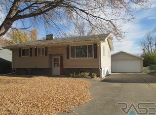 1304 S Bruce Rd, Sioux Falls, SD 57105