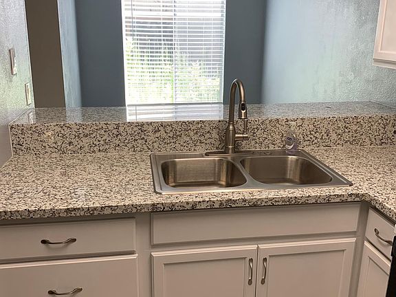 4th image of 2440 Balme Dr