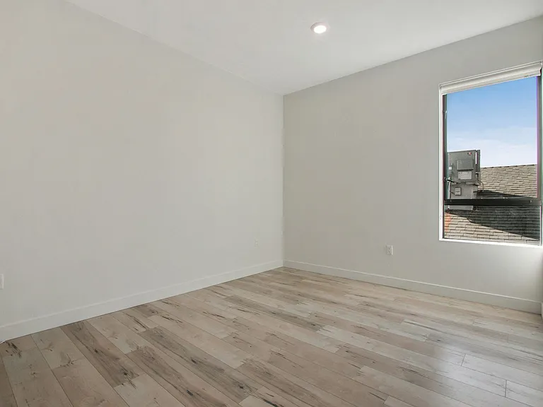 The Lex @ 4522 Lexington — Photo 22