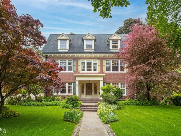 1121 Buckingham Rd, Grosse Pointe Park, MI 48230
