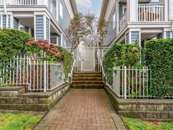 123 7th St #49, New Westminster, BC V3M 6Y2