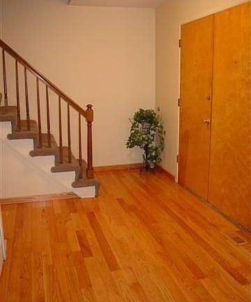 Inviting entry w/hardwood