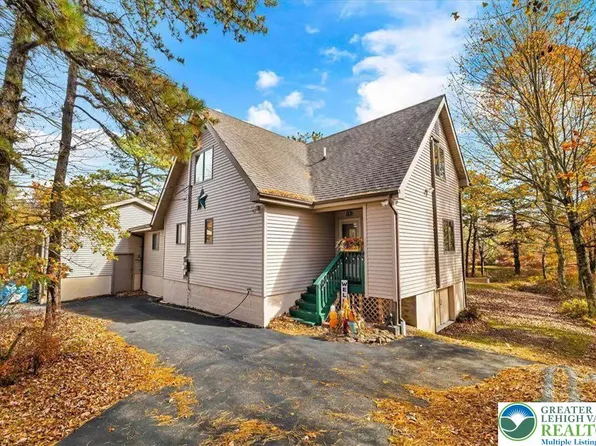 2208 Mohegan Ct, Long Pond, PA 18334
