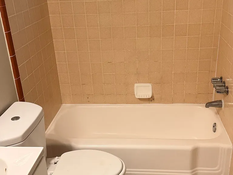 6840 Macarthur Blvd #8 — Photo 9