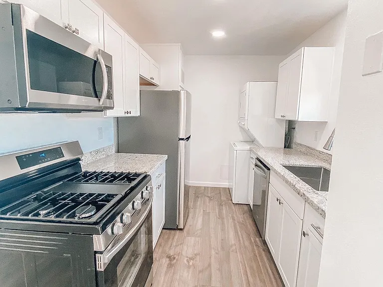 4431 Plaza Vis #D — Photo 10