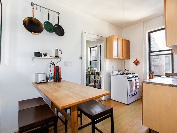 3rd image of 165 Meserole St APT 39