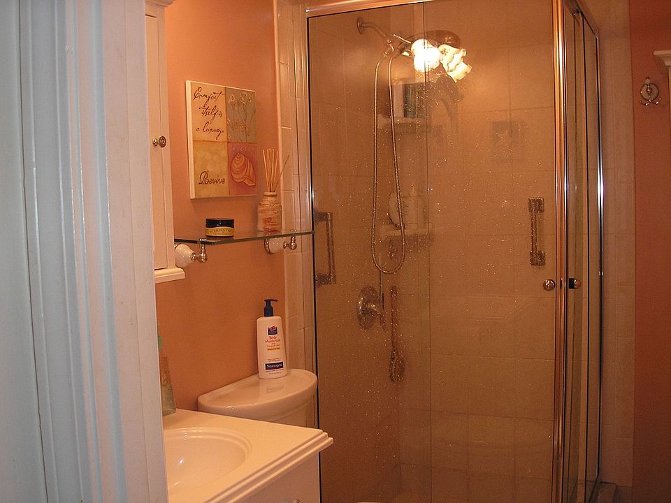 2nd image of 4 Greenbriar Dr APT 107