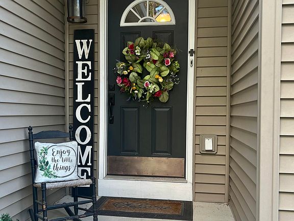 3rd image of 207 E Sunnyside