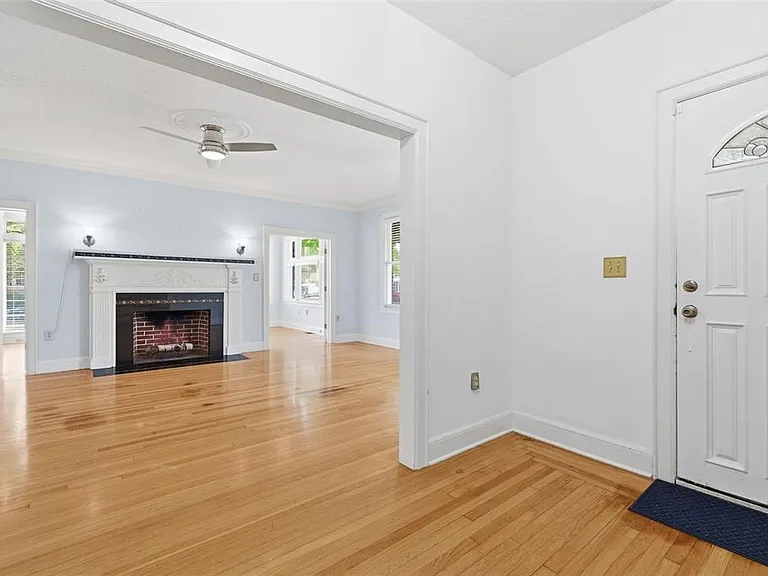 555 18th Ave NE — Photo 4