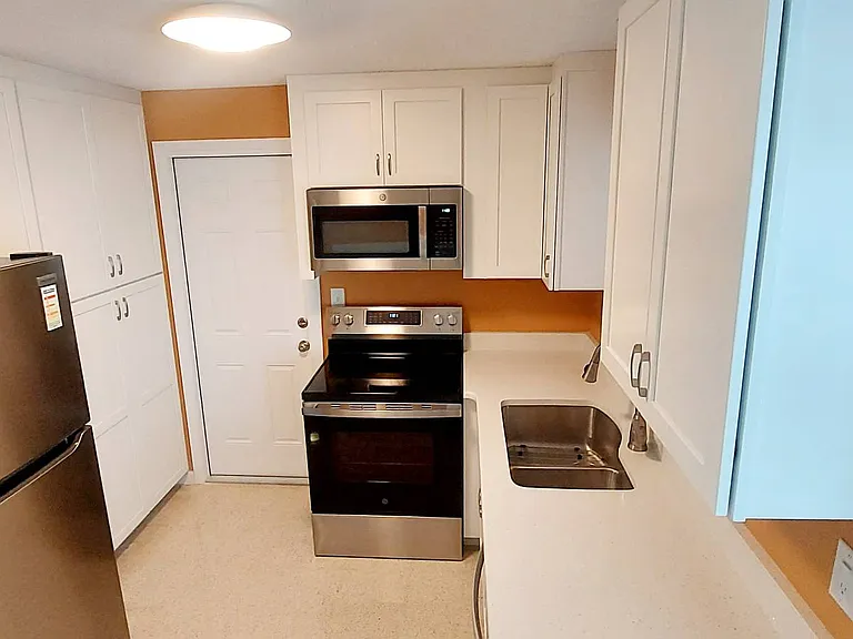 2028 Douglas Ave — Photo 3