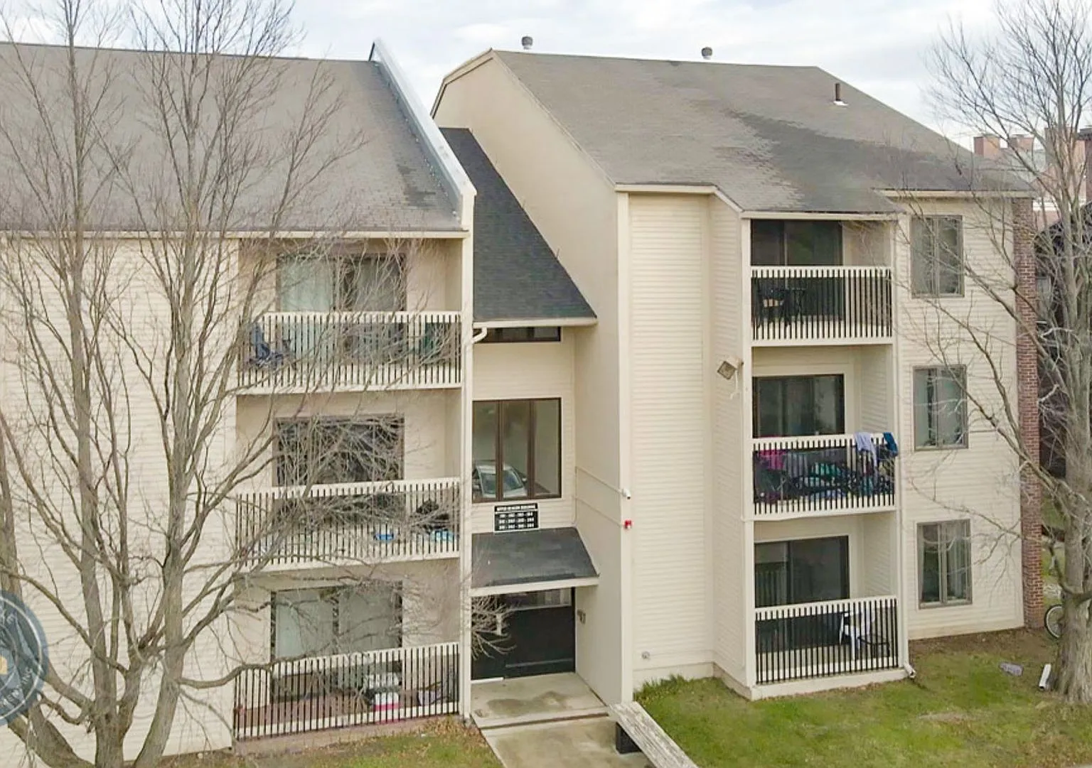 Hills Garden Condo Association - comfort and convenience perfectly situated between Downtown Burl... — Photo 3