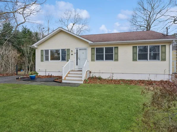 25 Seaside Avenue, Hampton Bays, NY 11946