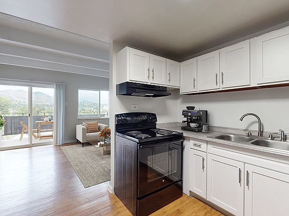 3rd image of 909 13th St APT 21