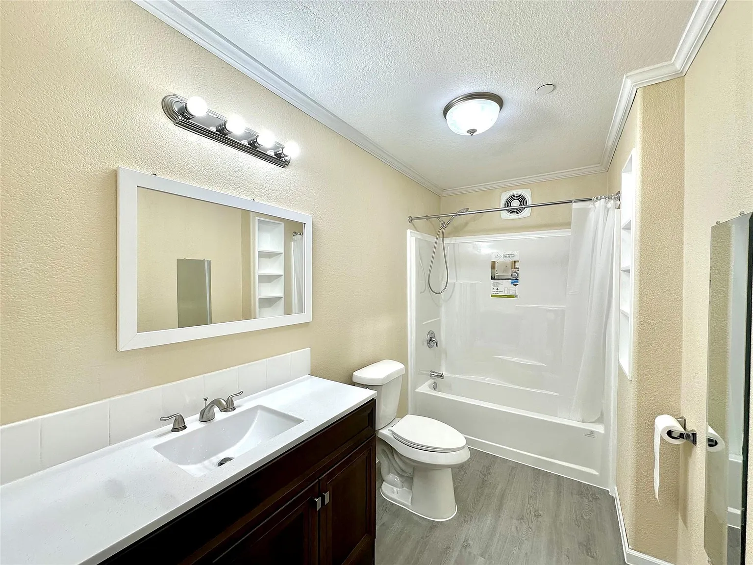 6 bed, 2216 sqft, $2,800 — Photo 2