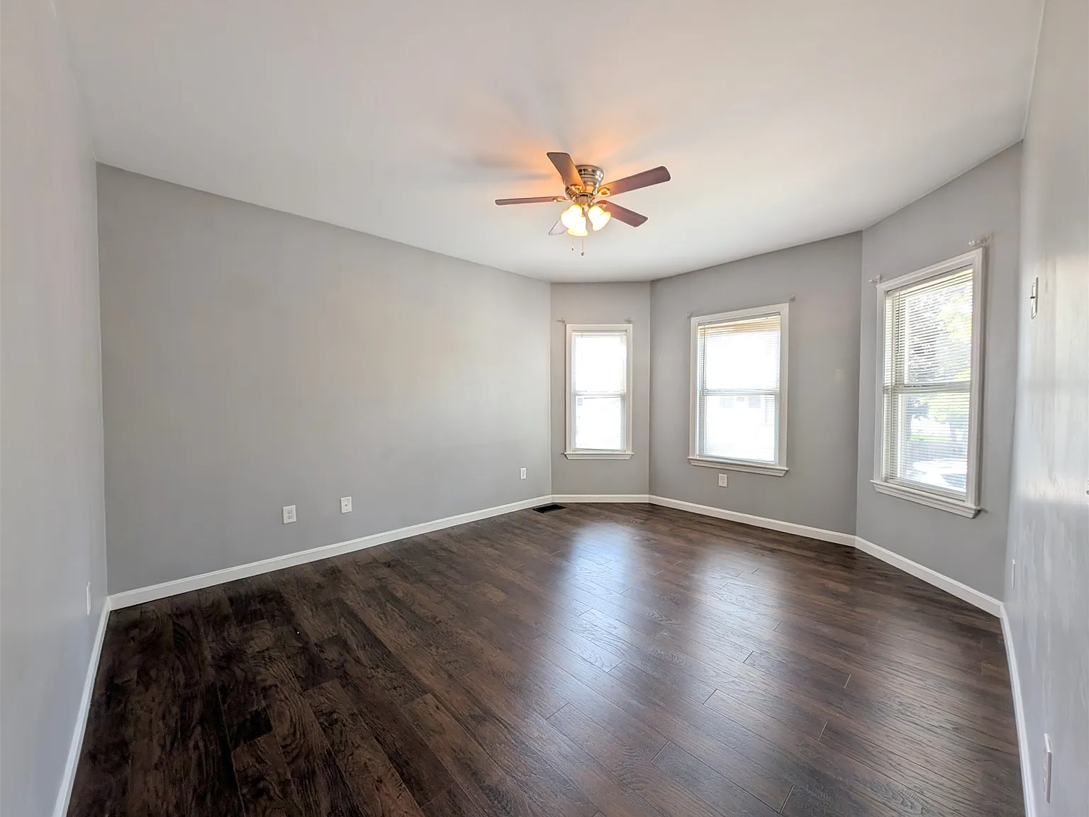 2 bed, 900 sqft, $2,600 — Photo 2