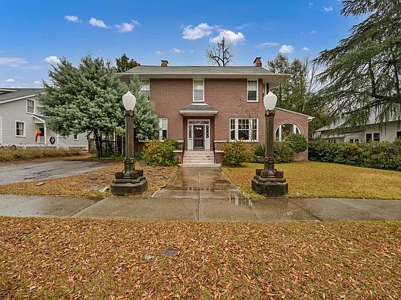 4th image of 902 Maple St