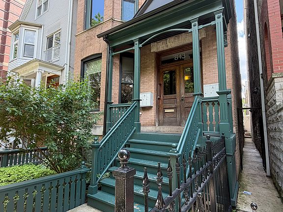 2nd image of 843 W Roscoe St APT 1F
