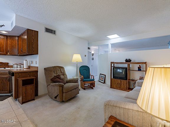 2nd image of 115 W Calle Del Ano