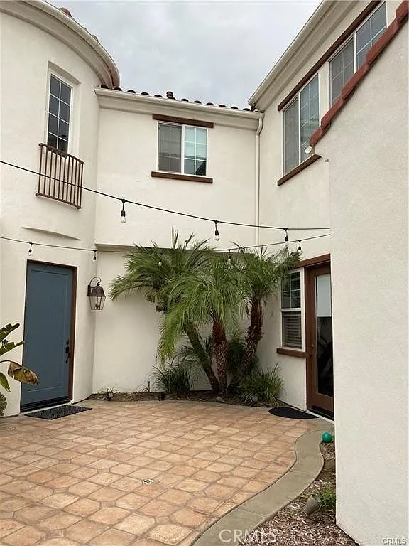1 bed, 1.5 bath, 200 sqft, $2,500 — Photo 1
