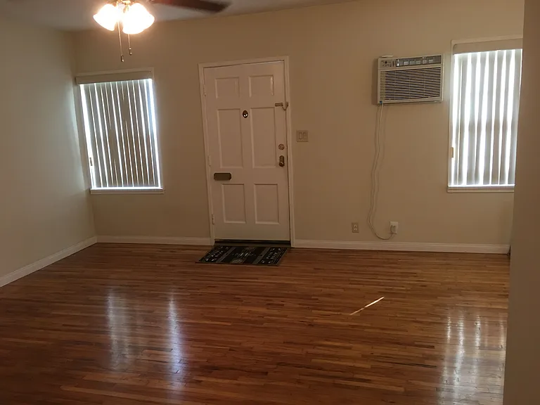10639 Ayres Ave — Photo 2
