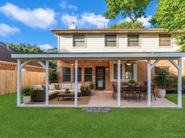 18 Dover Dr, Conroe, TX 77304