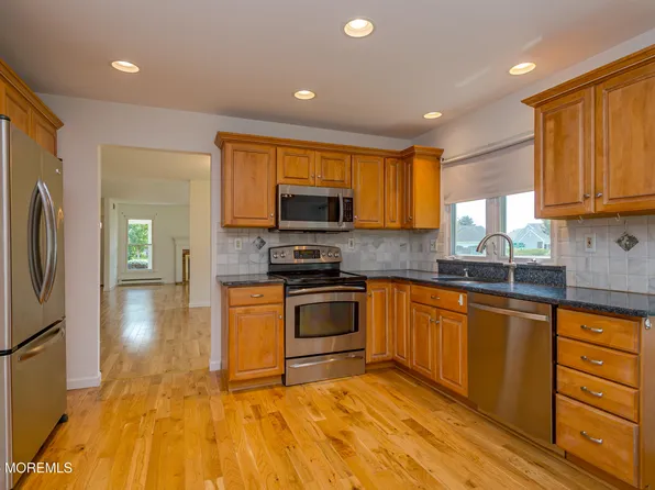 22 Gladstone Avenue, Manchester, NJ 08759