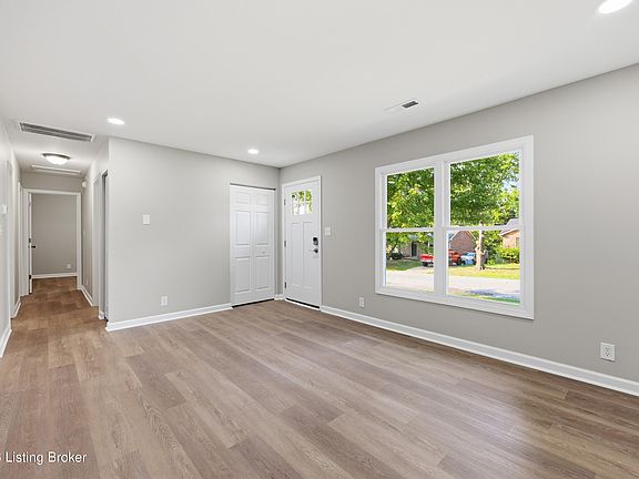 3rd image of 1824 Oakwood Dr