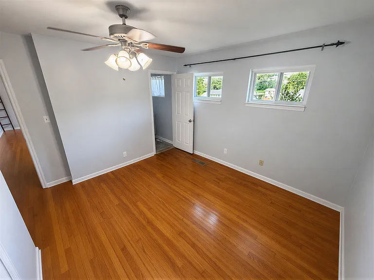 1910 Honeycut Ln — Photo 16