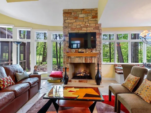 68 Saint Andrews TRAIL, Fontana, WI 53125